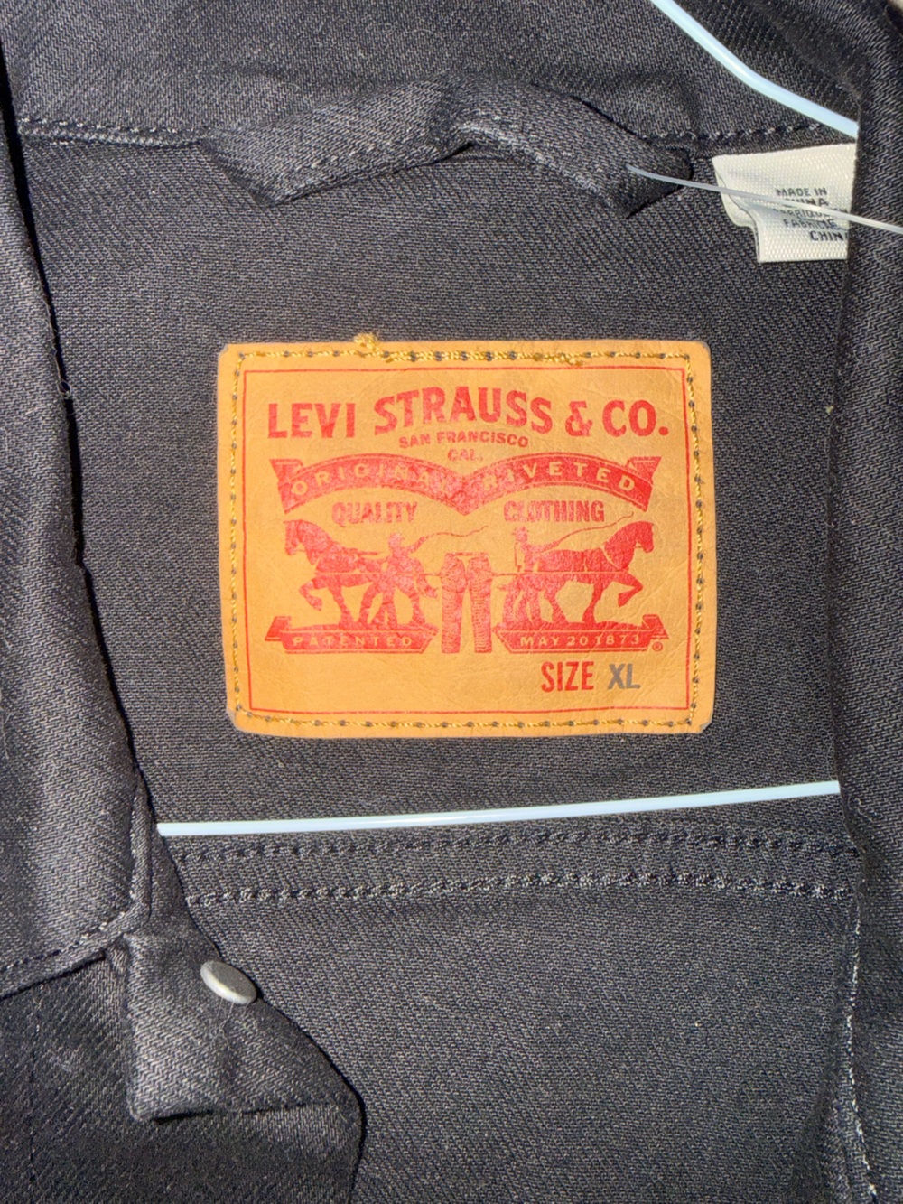 Levi's Men's Black Denim Trucker Jacket with Red Tab Accent - Picture 2 of 4